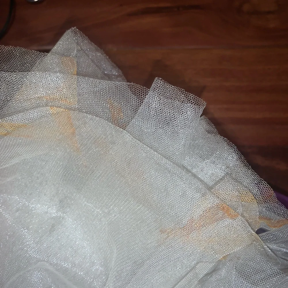 White flower girl dress with flower petals - Picture 4 of 5